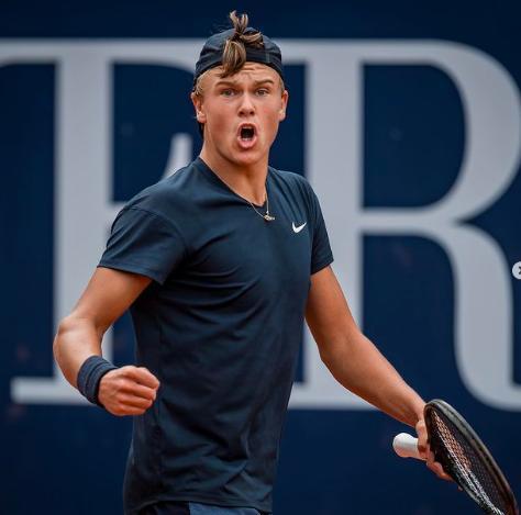 运动员们经 运动员们经